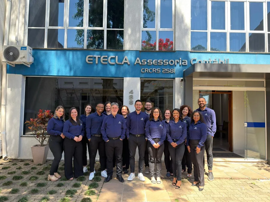 Equipe da Etecla Assessoria Contábil reunida em frente ao escritório, na Rua Augusto Severo, 488, em Porto Alegre